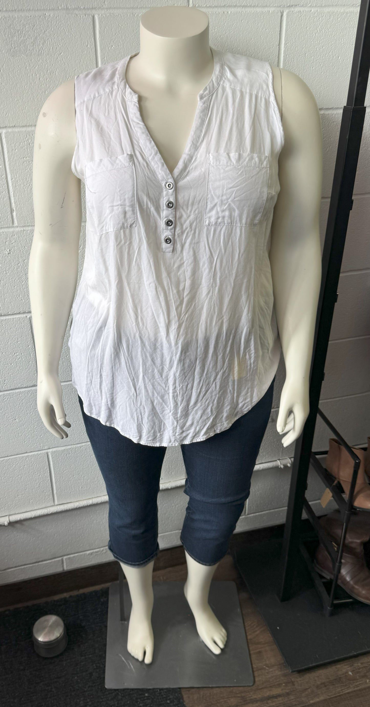 Torrid Sleeveless White Button Up Tank Size 2X