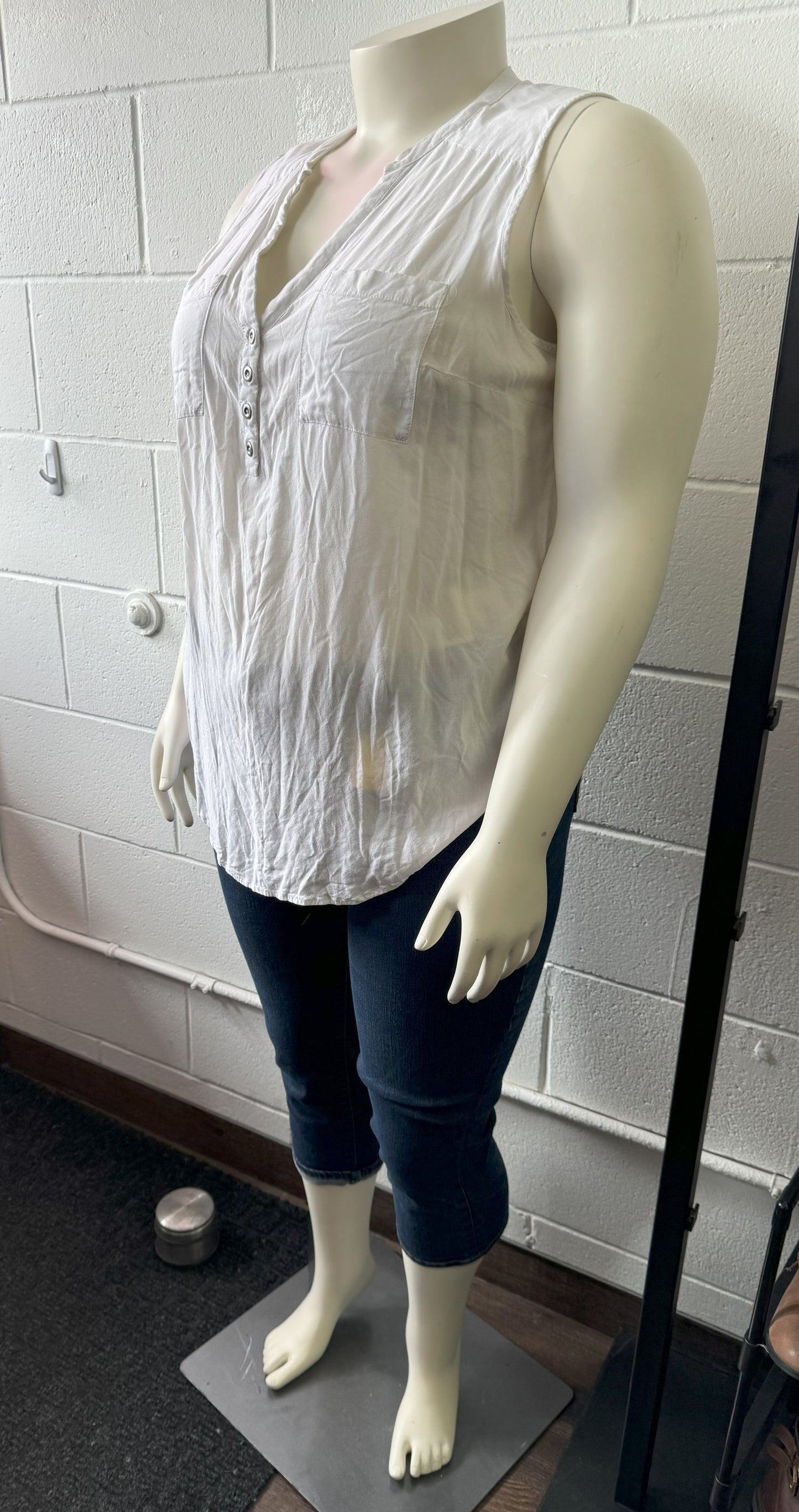 Torrid Sleeveless White Button Up Tank Size 2X