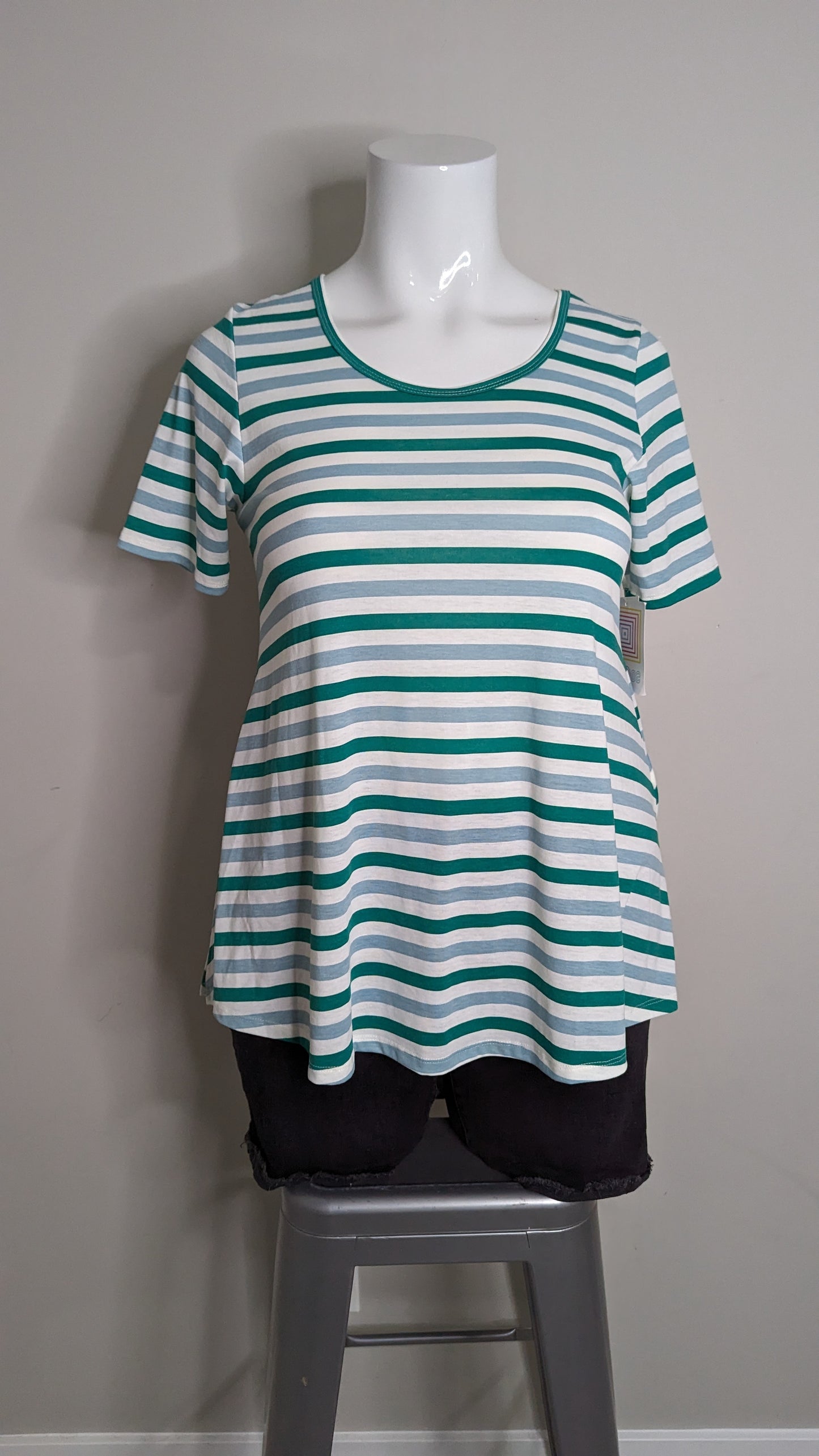LULAROE tee - Size M - fits XL