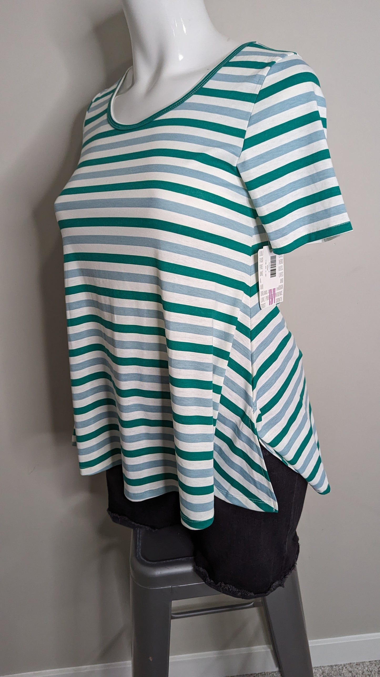 LULAROE tee - Size M - fits XL