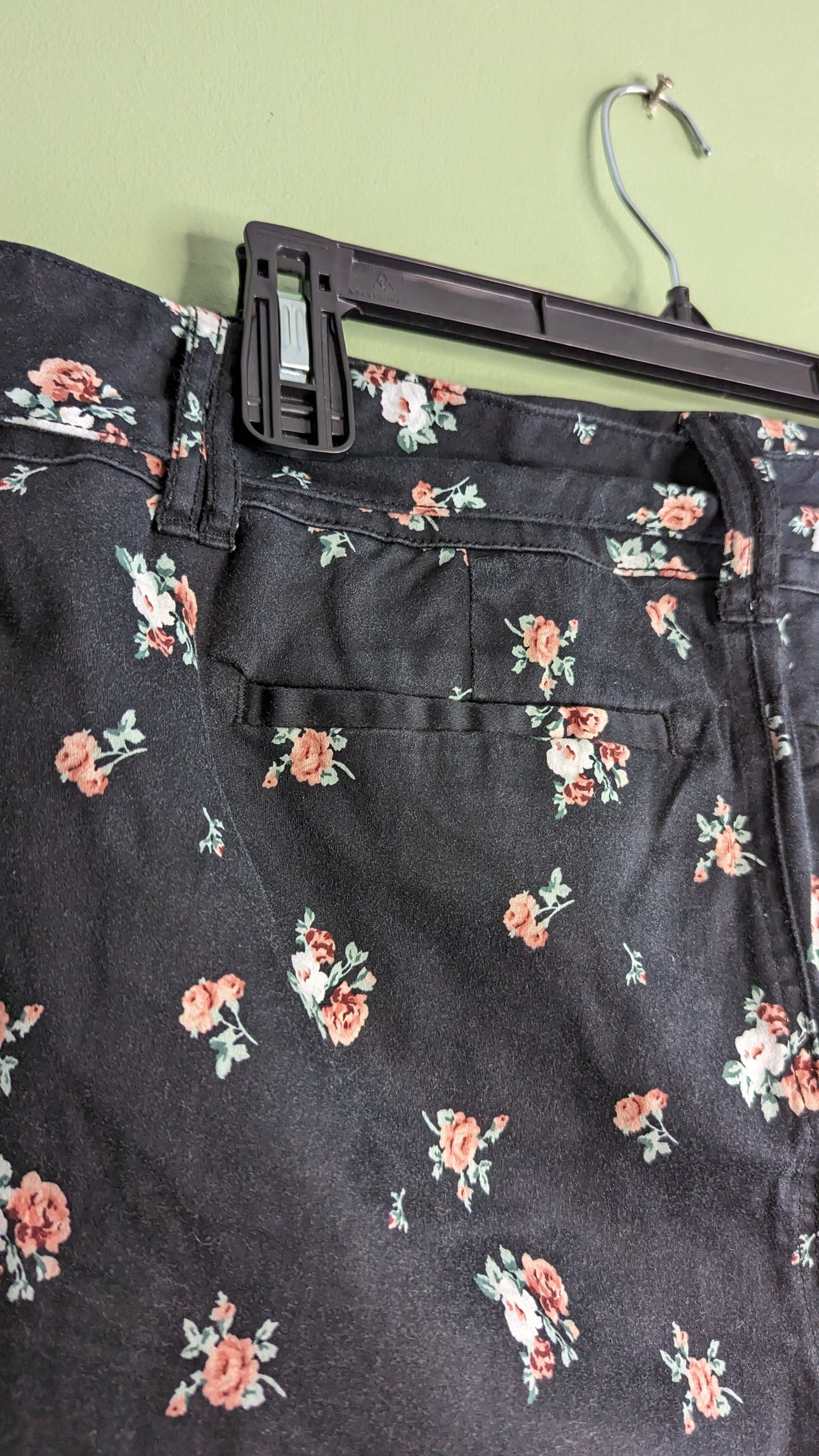 Torrid Stretch Sateen Mid-Rise Floral Belted Short - Size 14