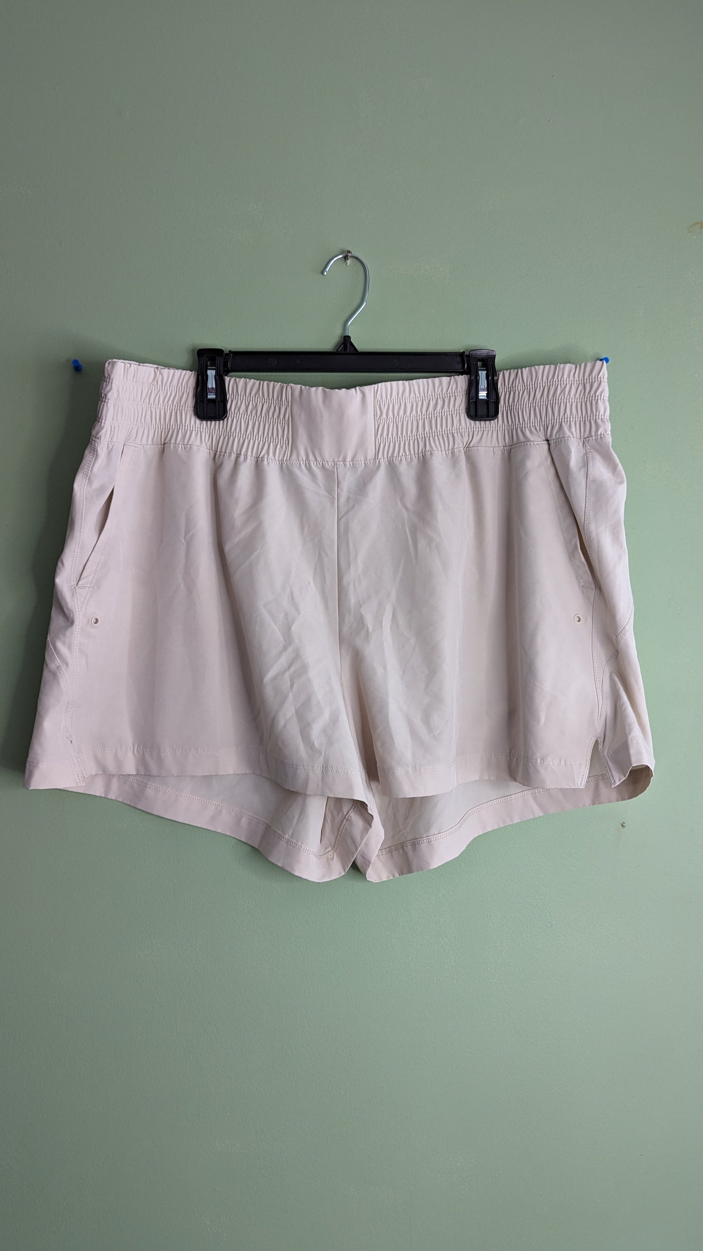 Old Navy High-Waisted StretchTech Shorts in Wishbone - Size 2X