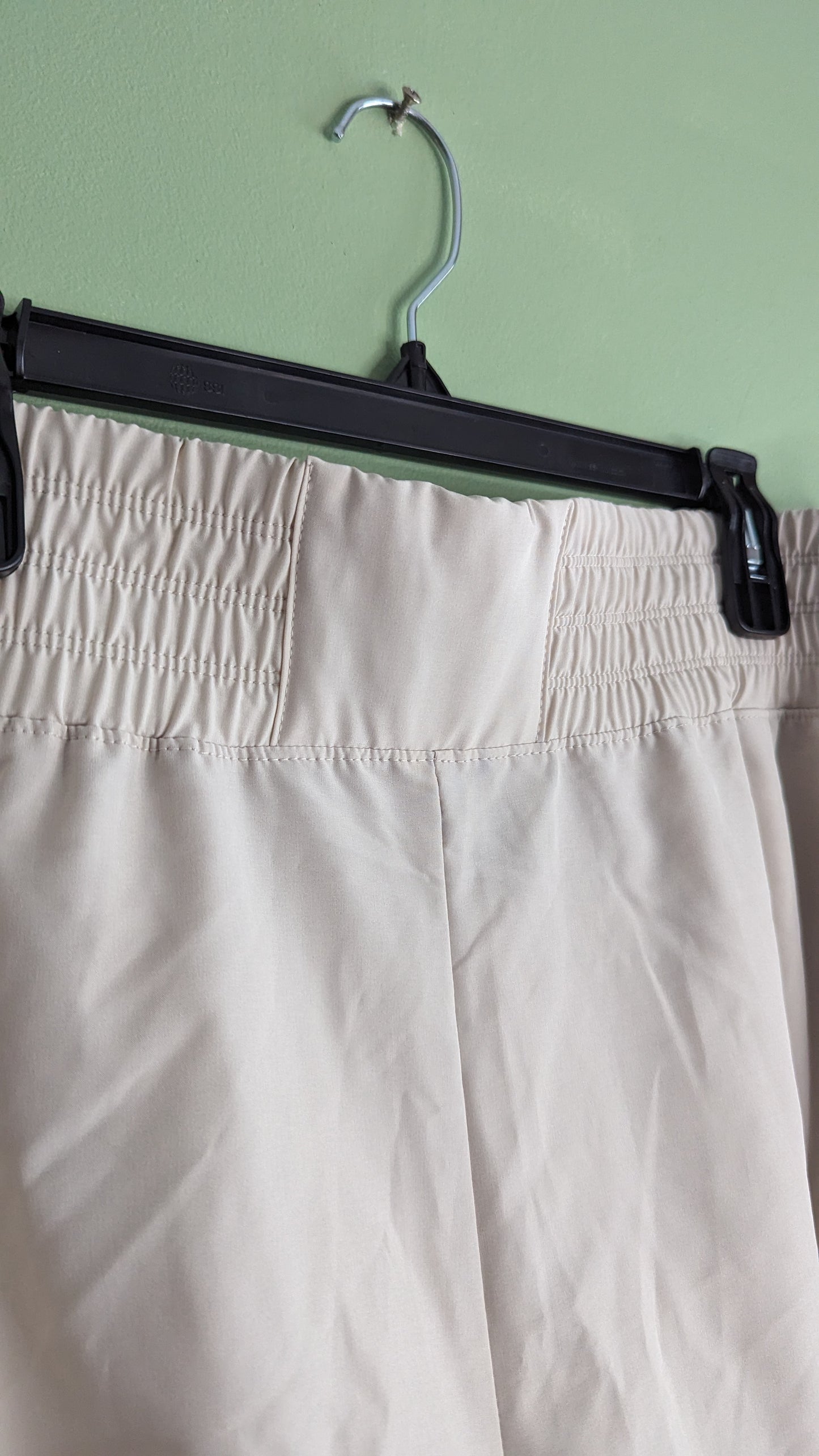 Old Navy High-Waisted StretchTech Shorts in Wishbone - Size 2X