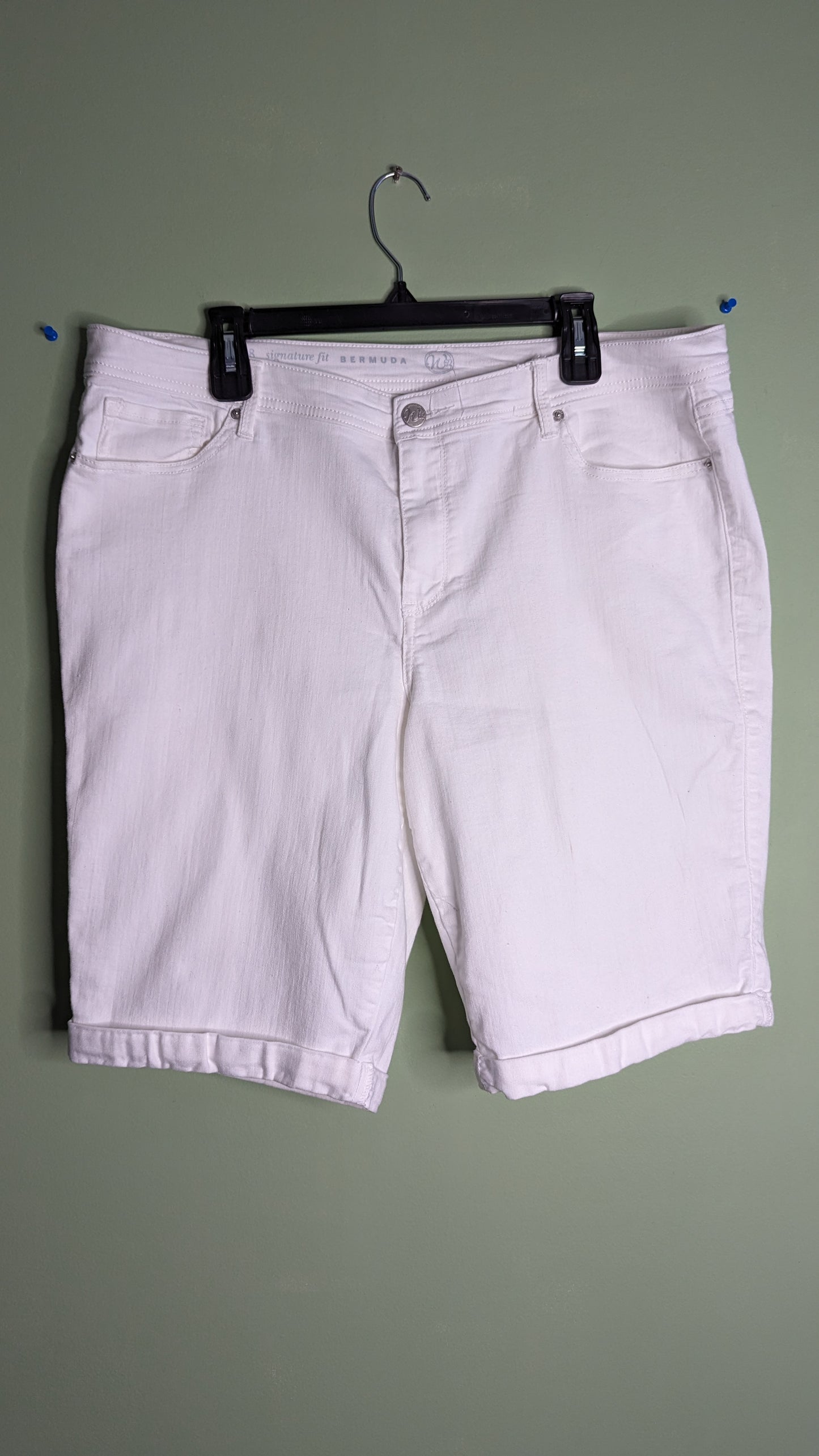 White Signature Fit Bermuda Short - Size 18