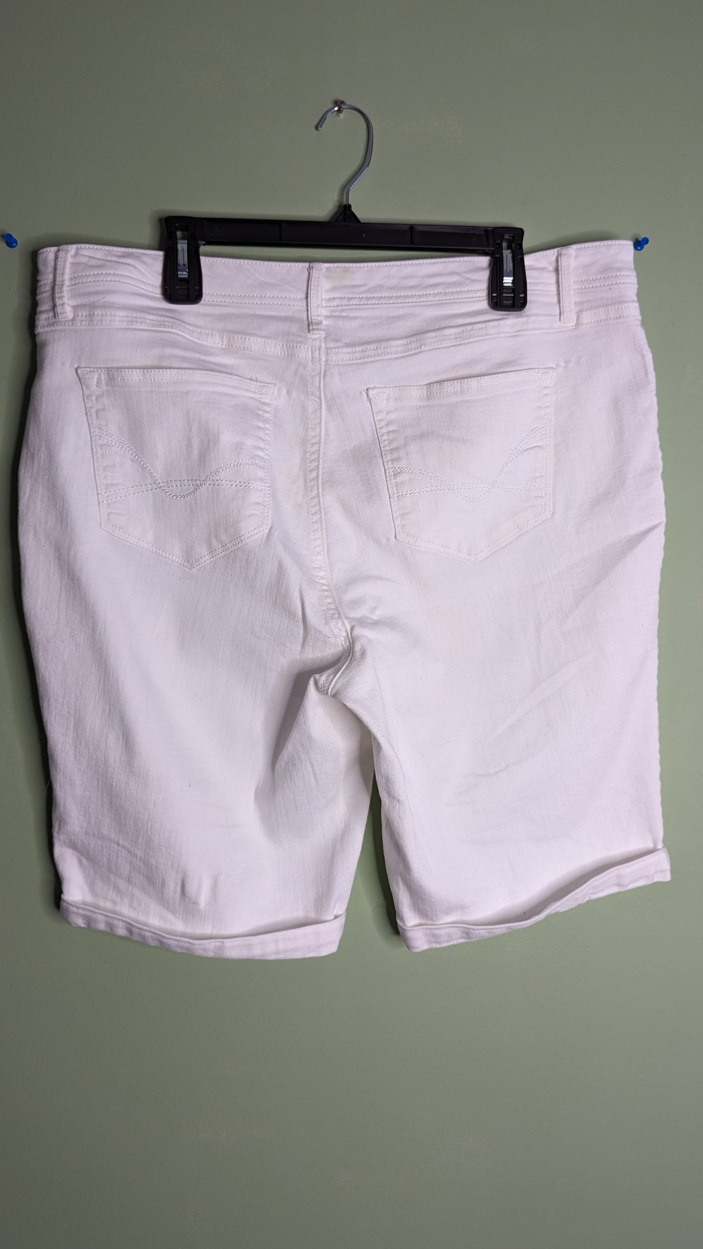 White Signature Fit Bermuda Short - Size 18