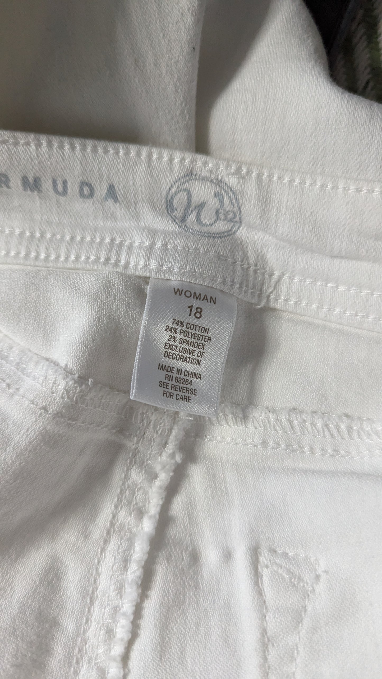 White Signature Fit Bermuda Short - Size 18