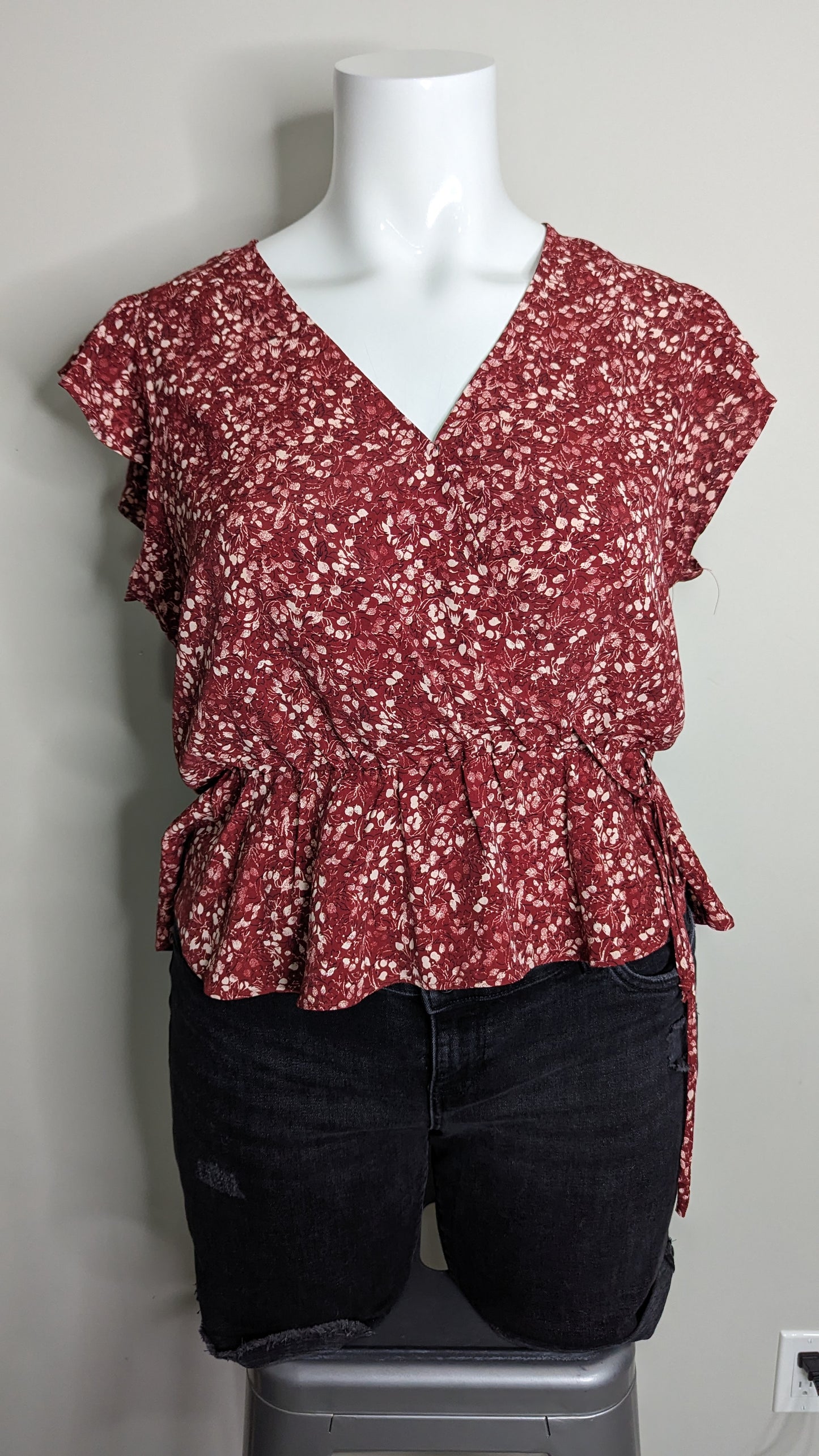 Melrose & Market Tie Waist Ruffle Sleeve Top Red Floral - Size XL