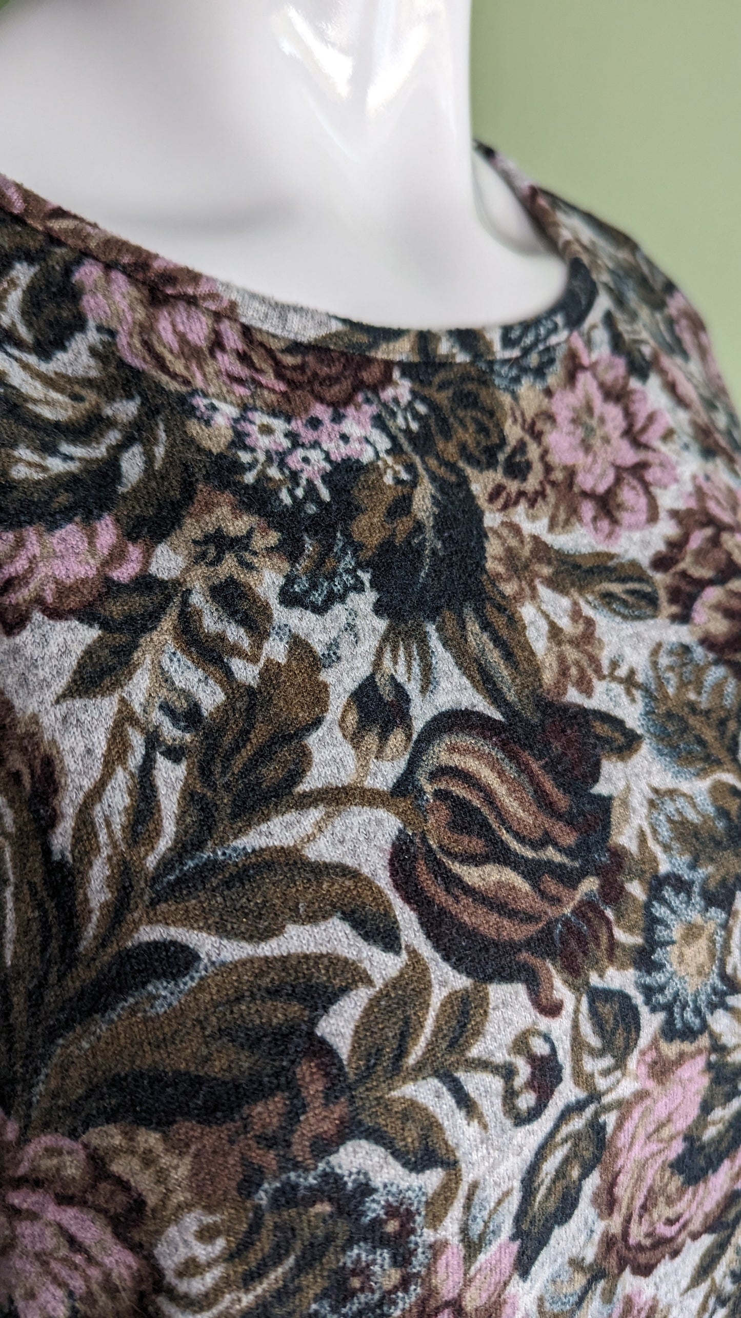 Suzy Shier Vintage Inspired Floral Sweater - Size XL