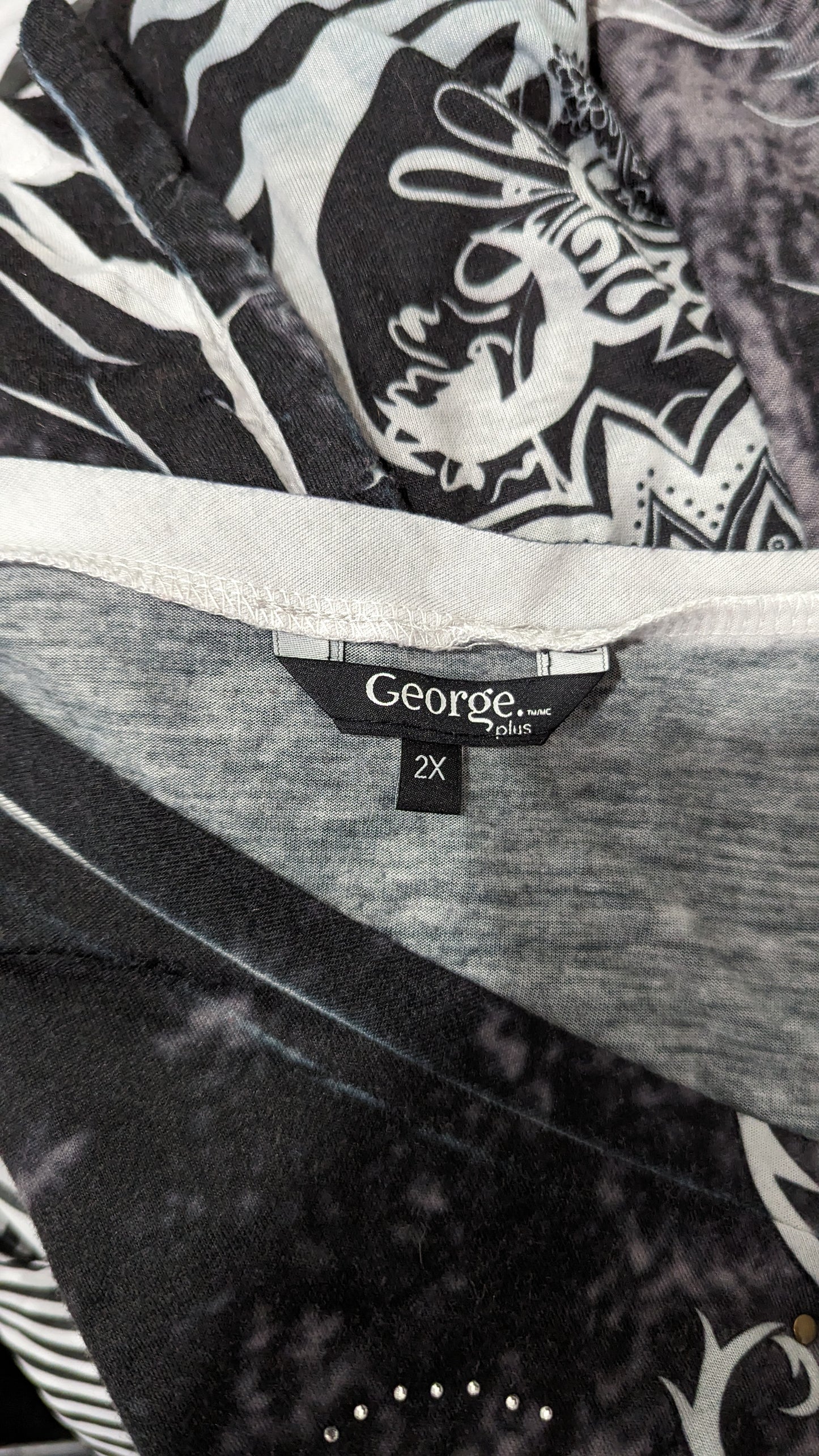 George tee w/ Studded Detail - Size 2X