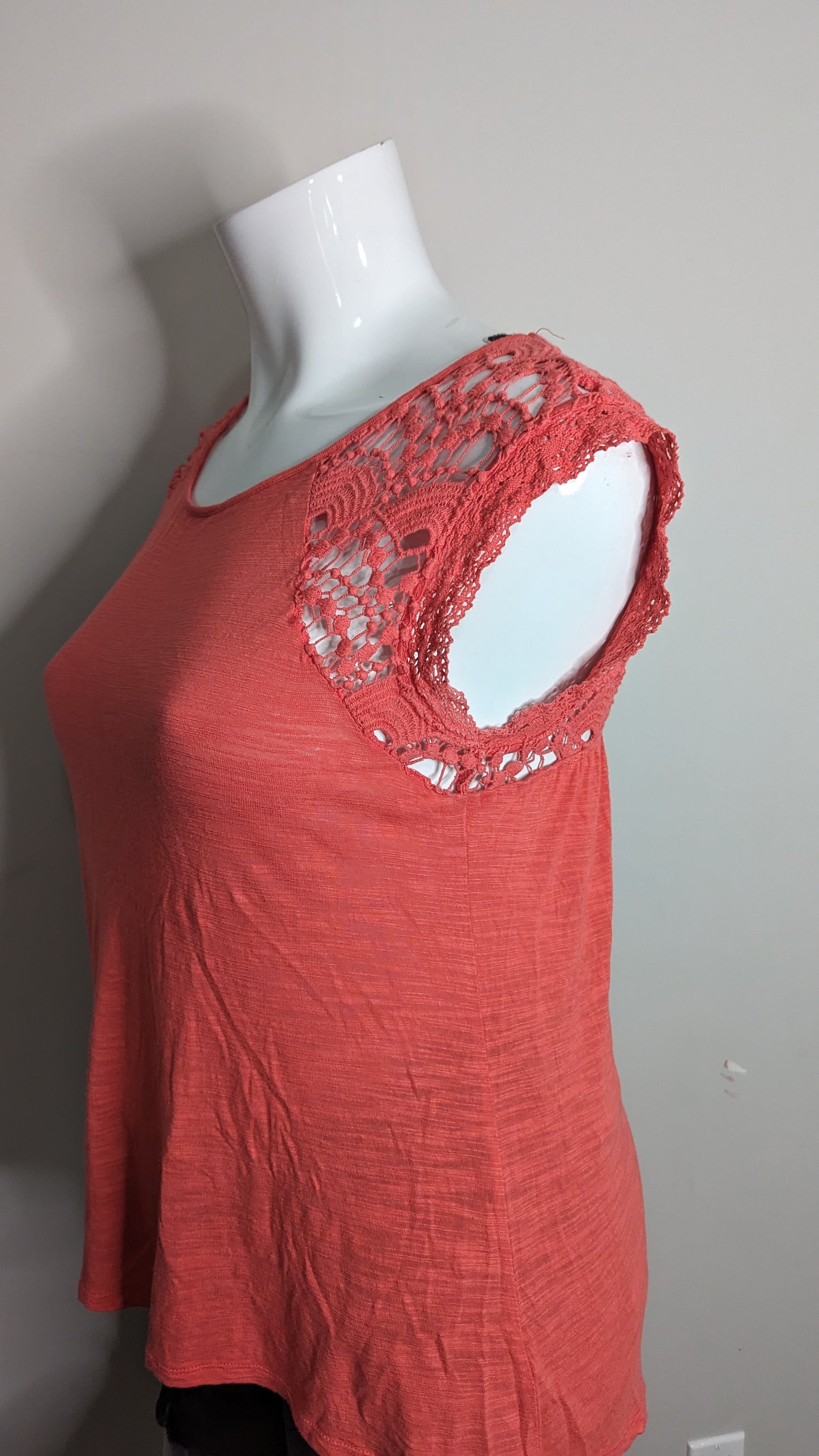 Cable & Gage Coral Lace Sleeve and Back Top - Size XL