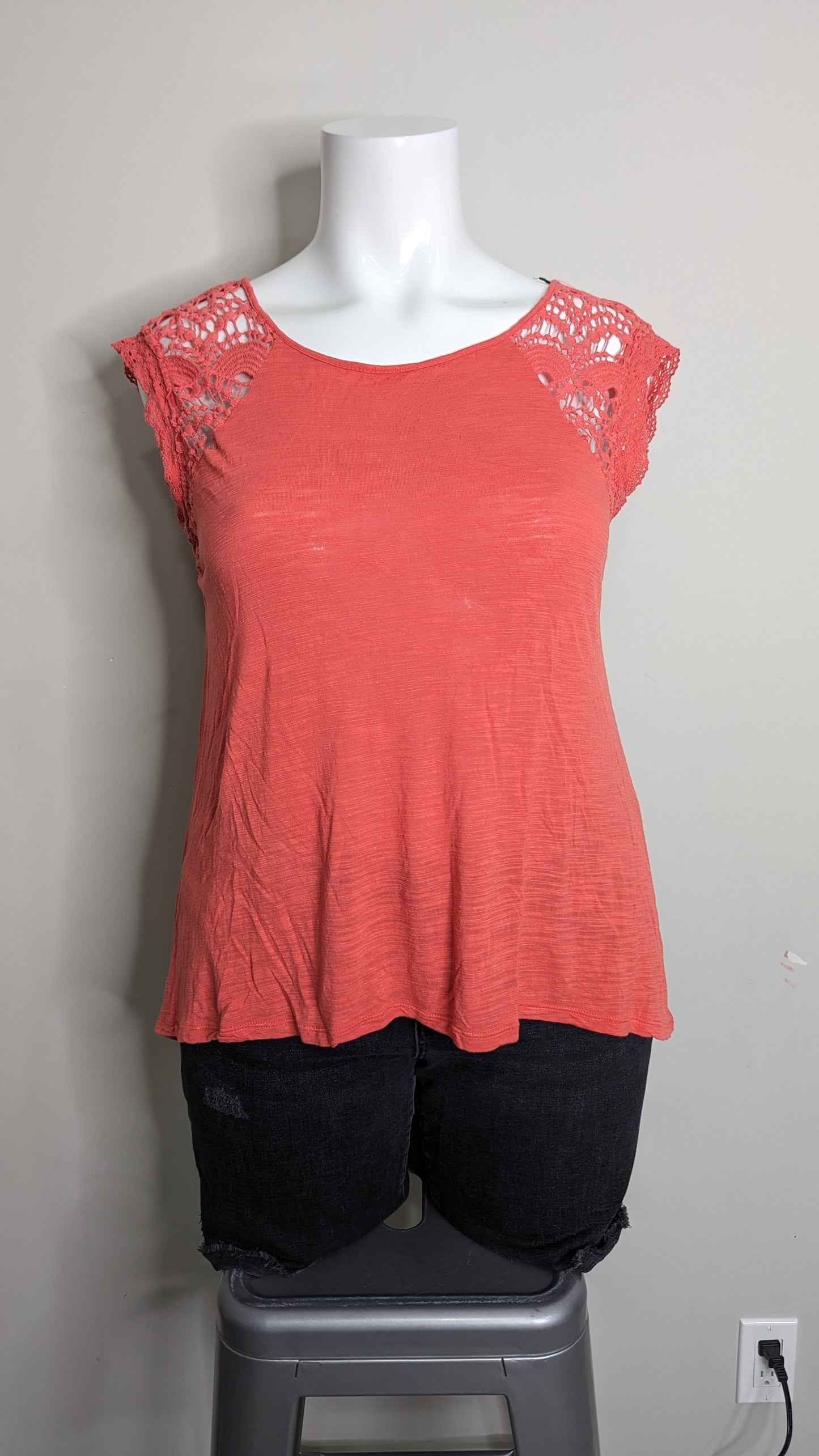 Cable & Gage Coral Lace Sleeve and Back Top - Size XL