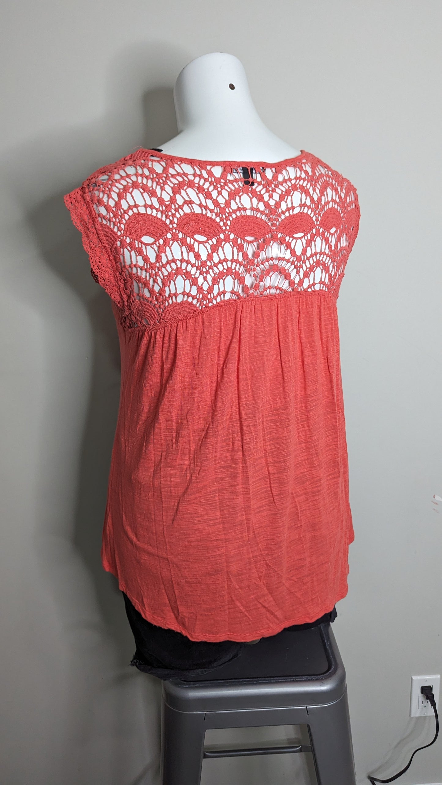 Cable & Gage Coral Lace Sleeve and Back Top - Size XL